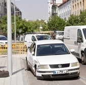 Se queda dormido y golpea su coche contra otros dos aparcados