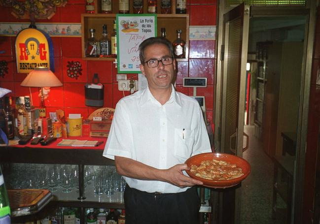 Emilio Fernández Chicote, propietario del restaurante y portavoz de las quejas vecinales, muestra unas manillas de lechazo en cazuela de barro en el Rancho Grande en el año 2000.