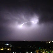 Una tormenta eléctrica ilumina la segunda noche tropical consecutiva en Valladolid