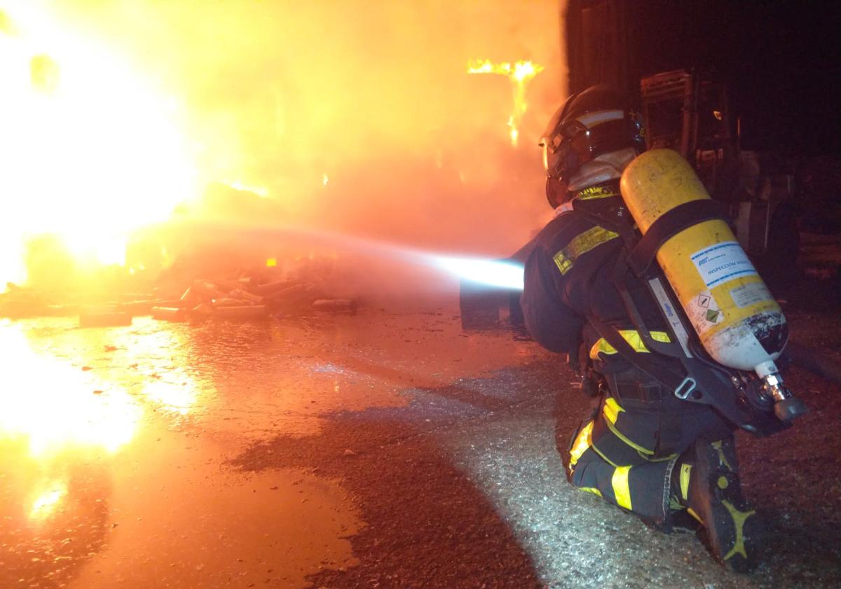 Imagen principal - Diferentes fases por la que pasó el incendio de la fábrica.