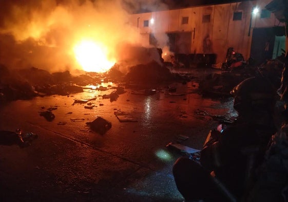 El fuego se apodera de las pacas de material reciclado ubicadas en el exterior de la planta.