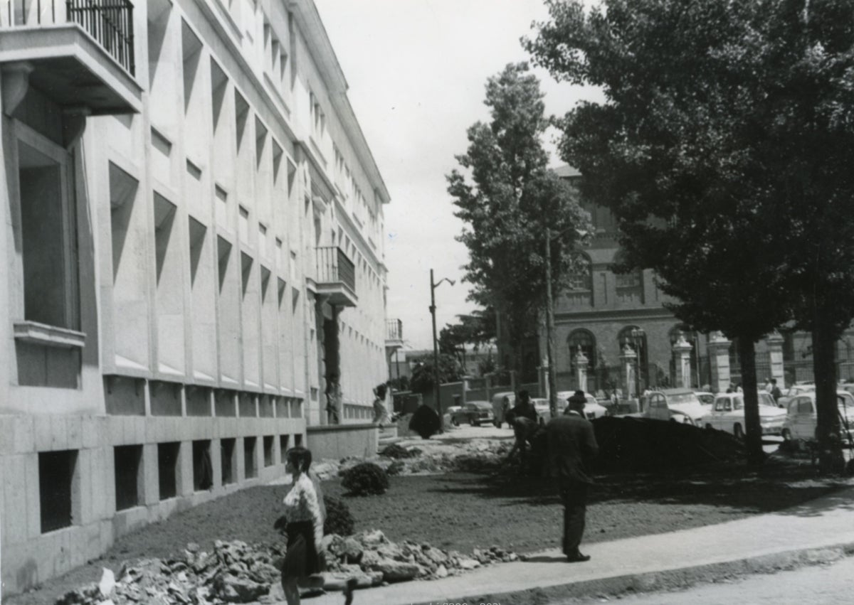 Imagen secundaria 1 - Arriba, aula del colegio en los años 20 del pasado siglo. Abajo, obras en el inmueble y su primer director, Agustín Enciso Briñas.