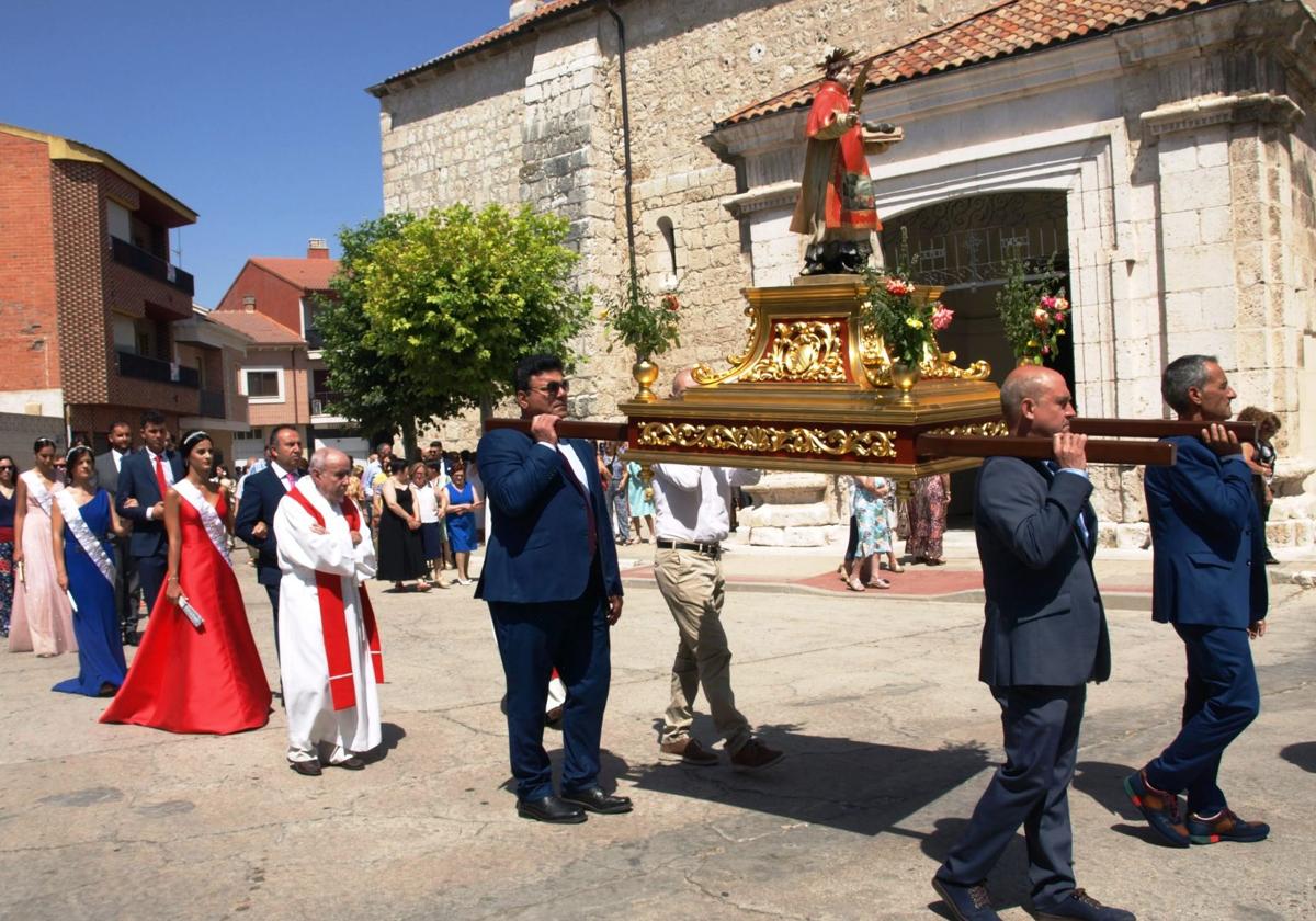 Procesión por las calles de Pedrajas con motivo de la festividad de San Esteban.