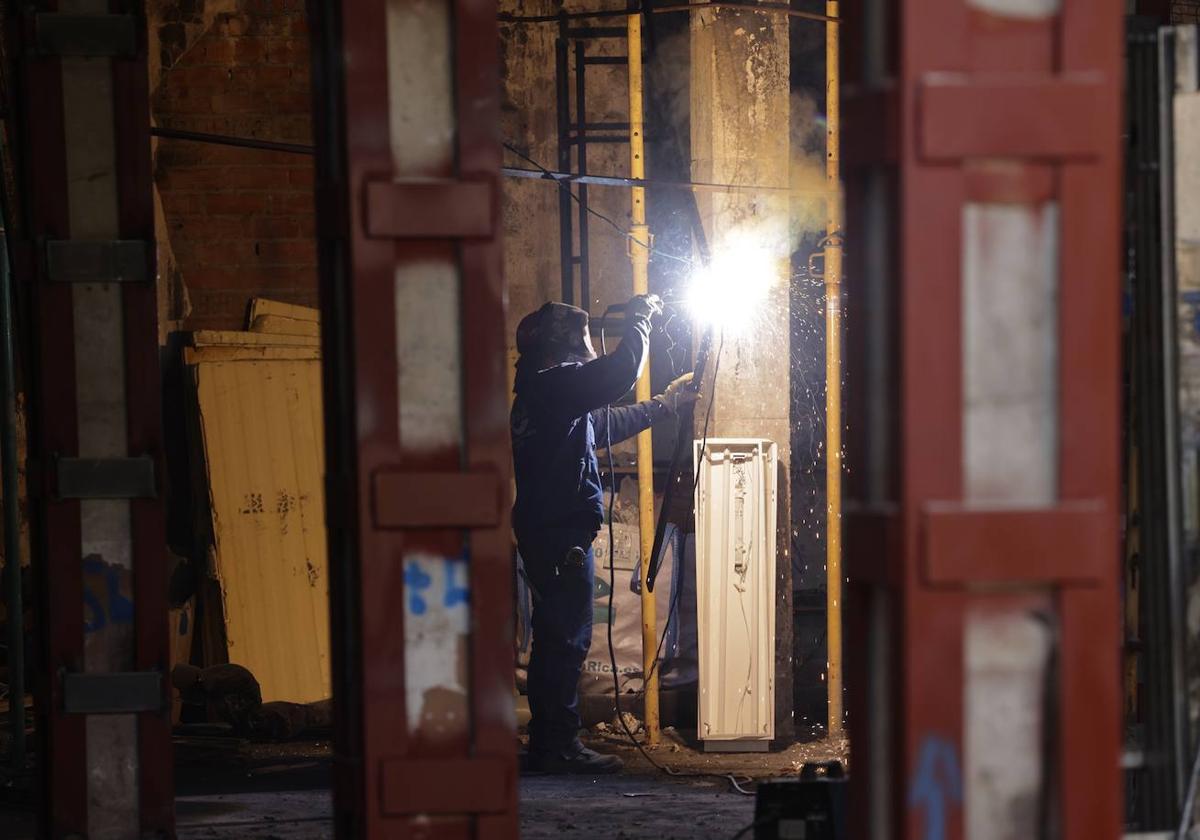 Un operario completa labores de soldadura en la planta baja de Goya, 32.