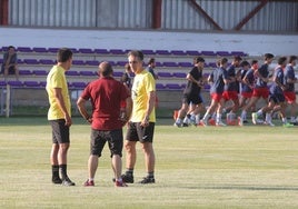 Francis Olea, entrenador del CD Becerril, durante el entrenamiento de ayer