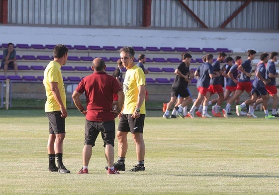 Francis Olea, entrenador del CD Becerril, durante el entrenamiento de ayer