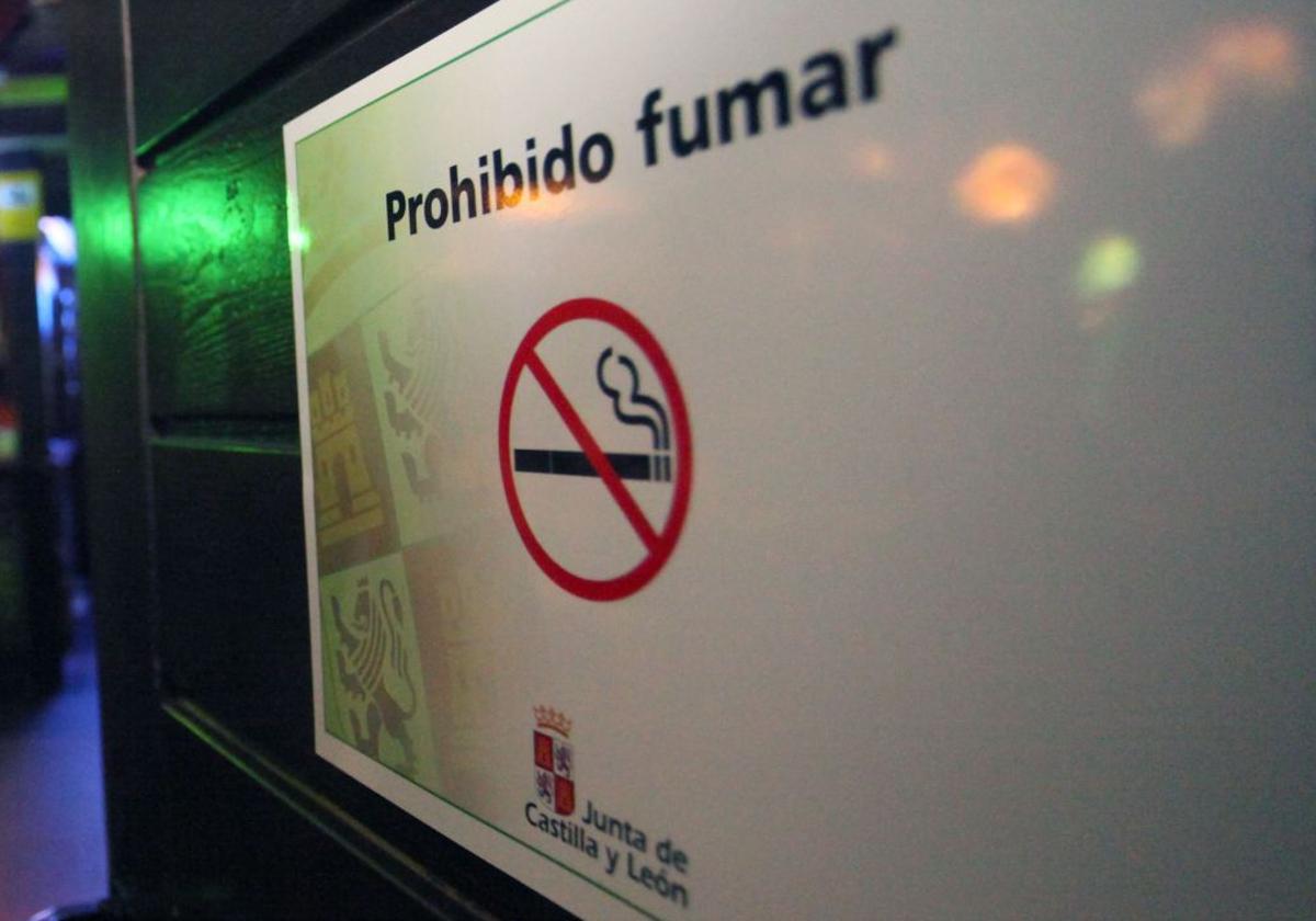 Cartel de prohibido fumar en un establecimiento hostelero.