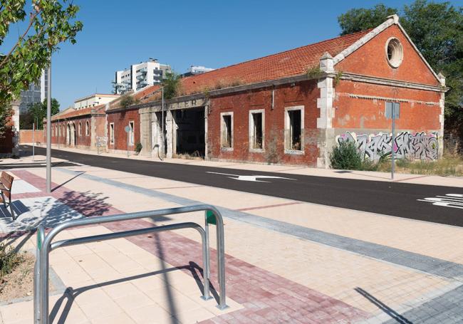 Naves del antiguo taller del cuartel Conde Ansúrez donde se ubicará la Escuela Superior de Diseño, que ya luce el cartel de su próxima construcción al borde de General Shelly.