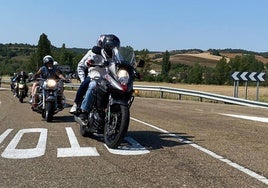 Un centenar de motos rugen en Saldaña