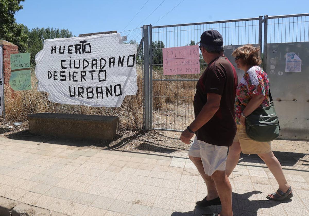 Carteles que han retirado este jueves, después de que el Ayuntamiento haya conectado el circuito a la red principal.