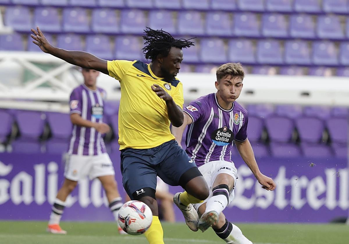 Chuki chuta a portería durante el partido ante el Pau francés.