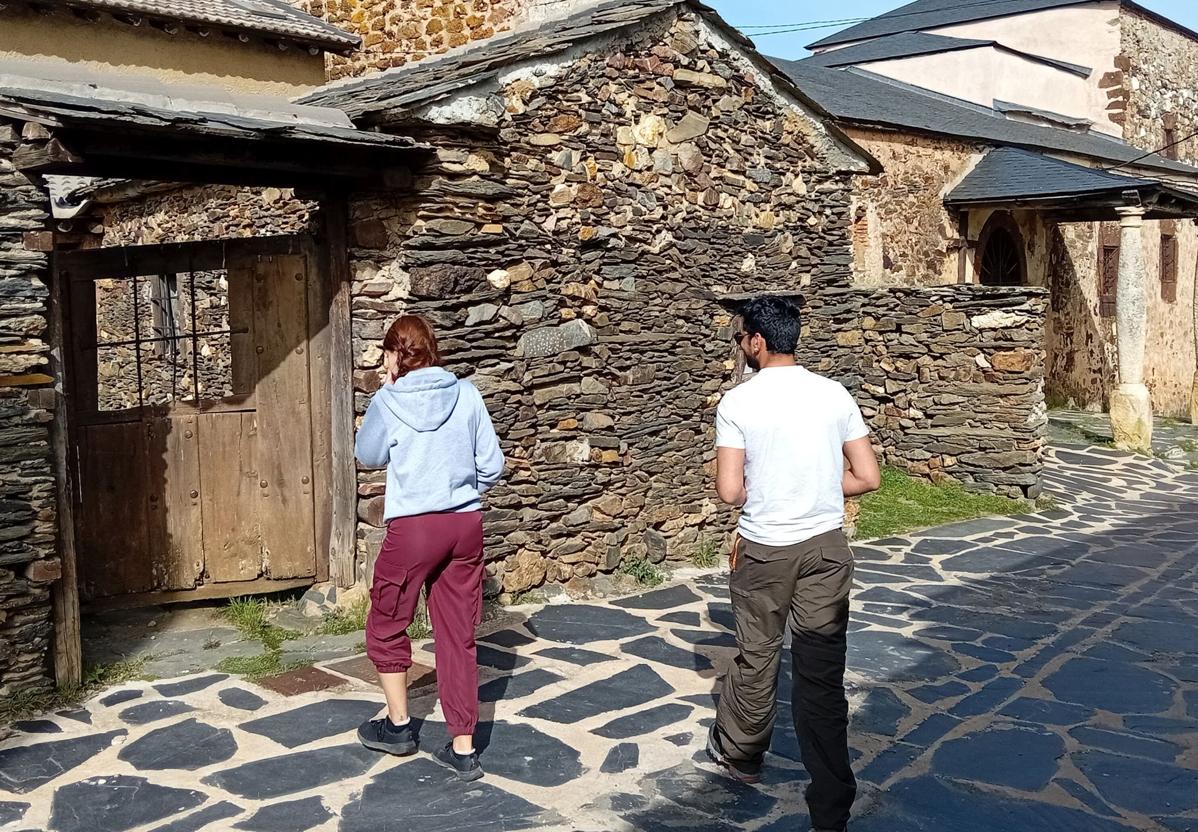 Turistas en un pueblo de Segovia, en una imagen de archivo.