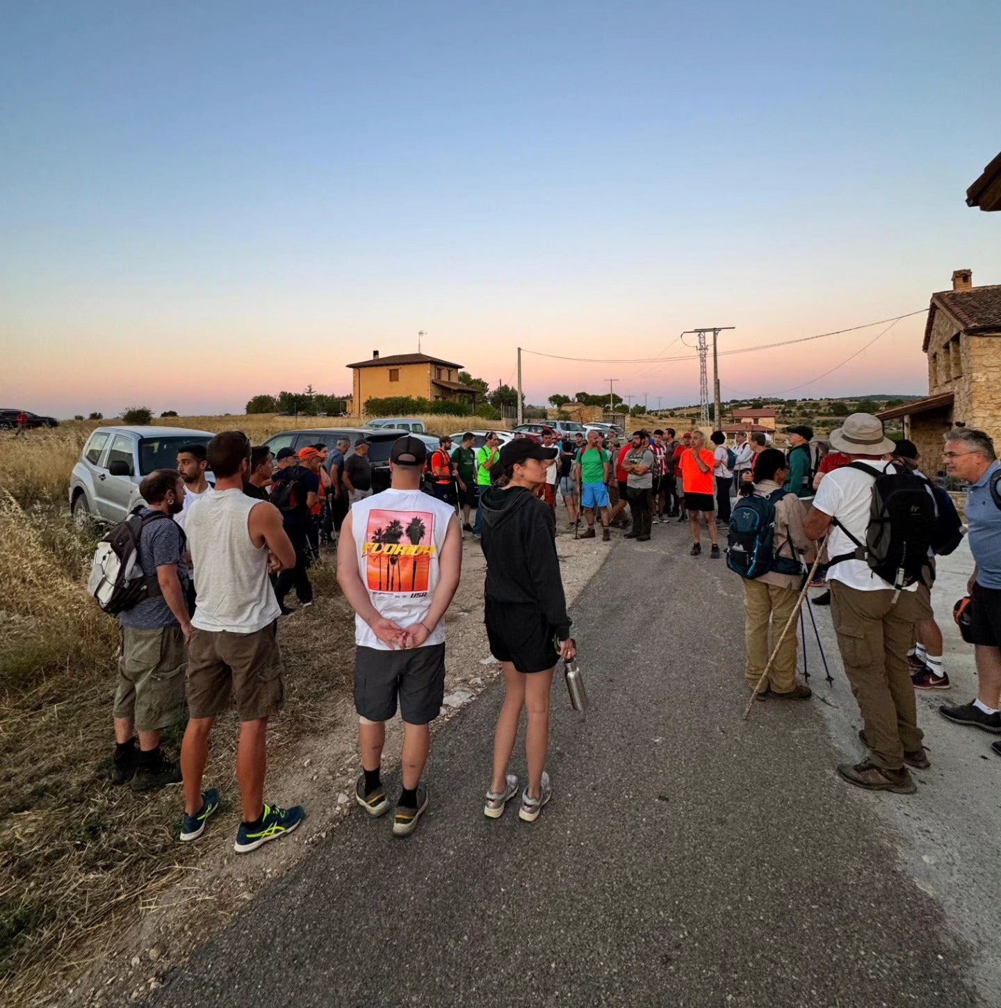 Voluntarios llegados a Moral de Hornuez para participar en el dispositivo de búsqueda.