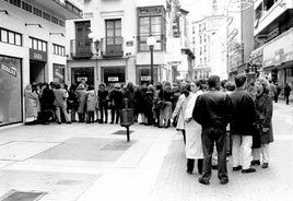 Colas para entrar en el Zara de la calle Santiago, en las rebajas de invierno de 1997.