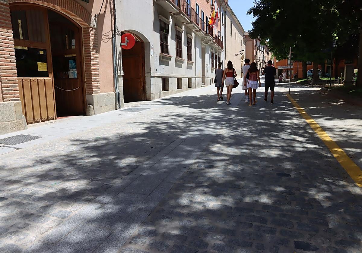 Varias personas caminan por un tramo del eje Catedral - Alcázar.