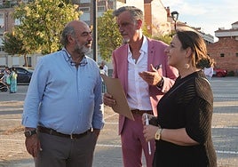El presidente de la asociación de vecinos de Allende el Río, Pedro Martínez (izquierda), con el pregonero de las fiestas del barrio, Manolo Suances, y la alcaldesa, Miriam Andrés.