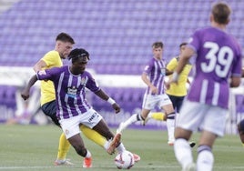 Tunde, durante el amistoso disputado frente al conjunto francés del Pau FC.