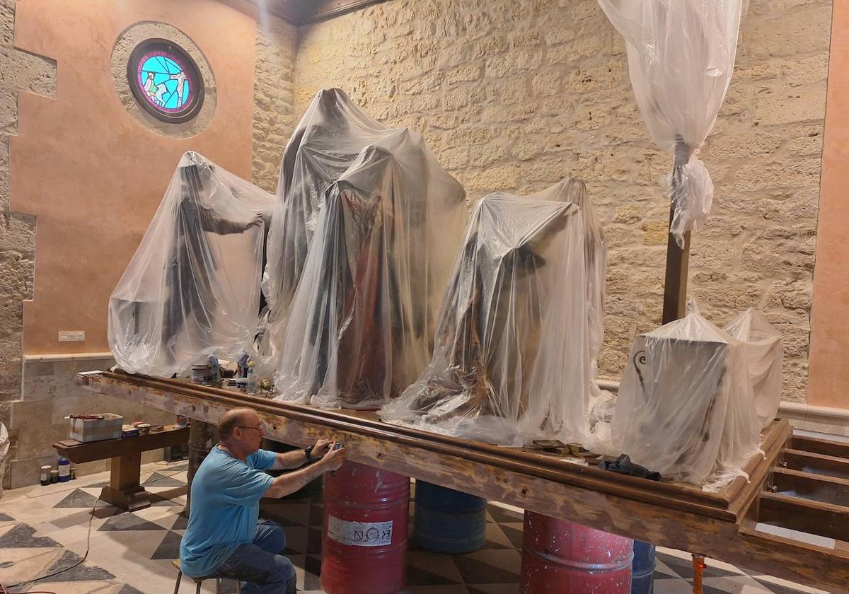 Angel Martín en las labores de restauración del tablero.