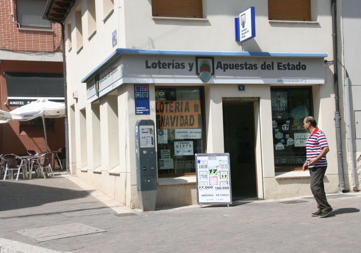 Un hombre pasea frente a la administración cuellarana que ha sellado los boletos premiados.