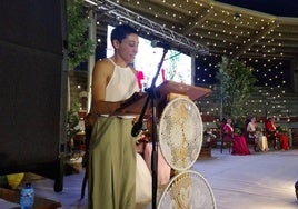 La pregonera, Isabel Rivero, en el escenario junto a las reinas de las fiestas de Pedrajas de San Esteban.