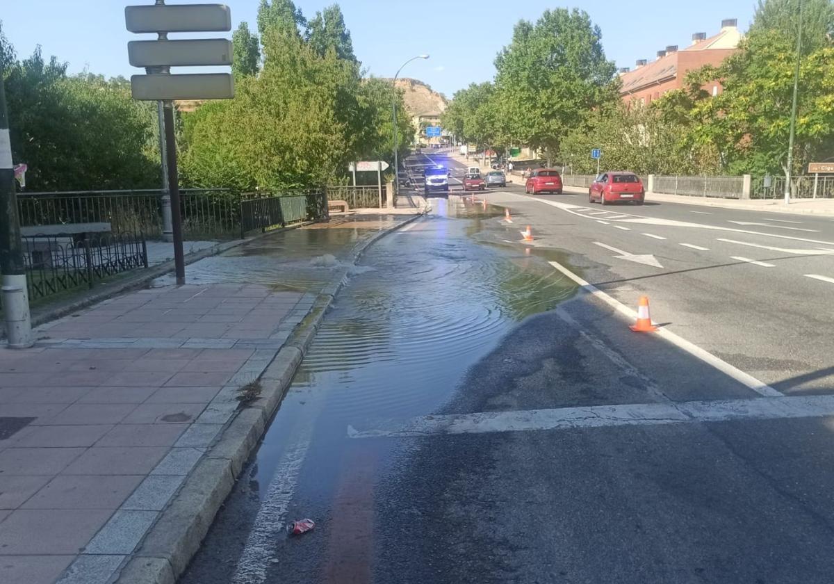 Una gran balsa de agua en la avenida Vía Roma, donde se ha producido un nuevo reventón.