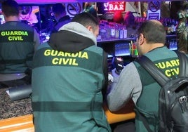 Agentes de la Guardia Civil, durante la desarticulación de un grupo dedicado a la explotación sexual de seres humanos en el marco de la operacion Irala.