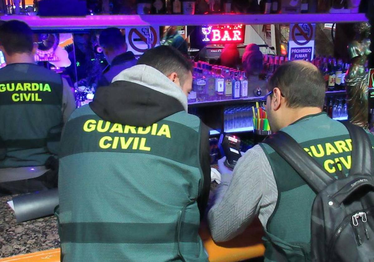 Agentes de la Guardia Civil, durante la desarticulación de un grupo dedicado a la explotación sexual de seres humanos en el marco de la operacion Irala.