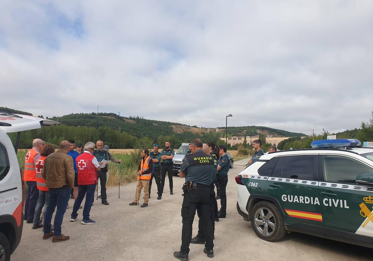 Efectivos de la Gaurdia Civil Cruz Roja, Protección Civil y vecinos comienzan la búsqueda este sábado.