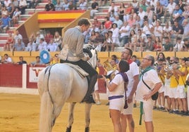 Pablo Hermoso de Mendoza recibe un obsequio durante su despedida en Íscar.