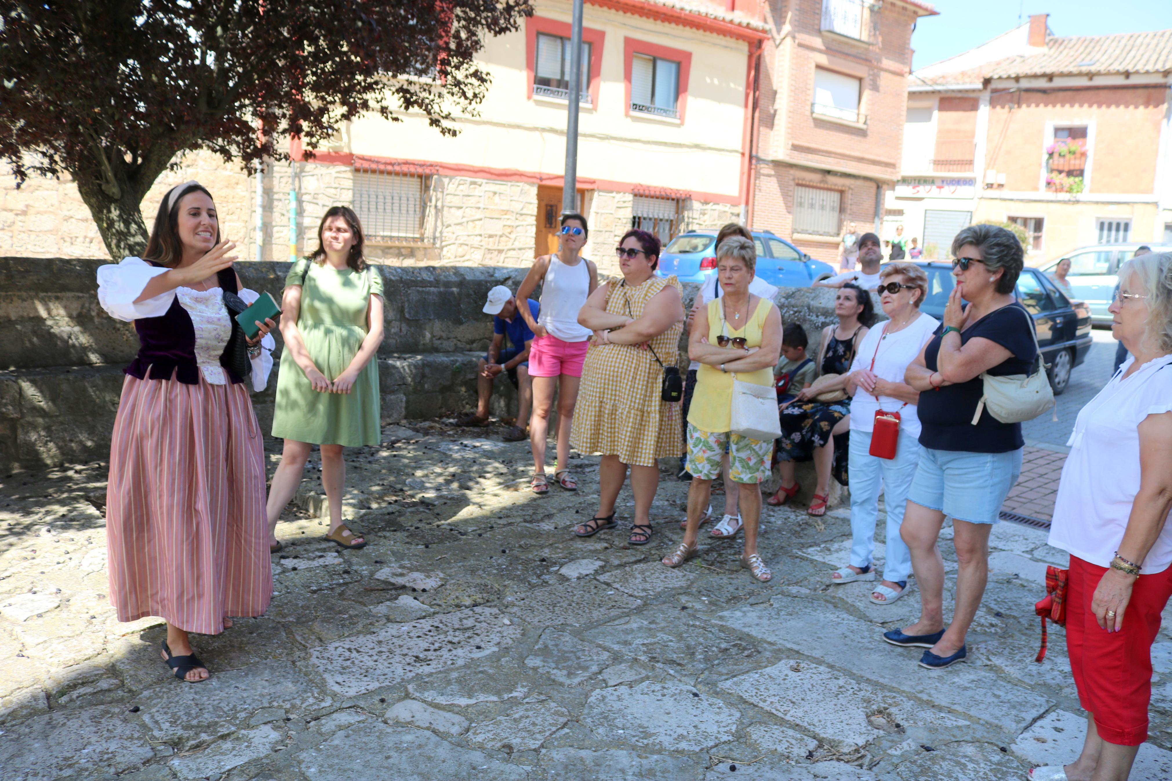 La doncella Doña Inés muestra el patrimonio de Torquemada