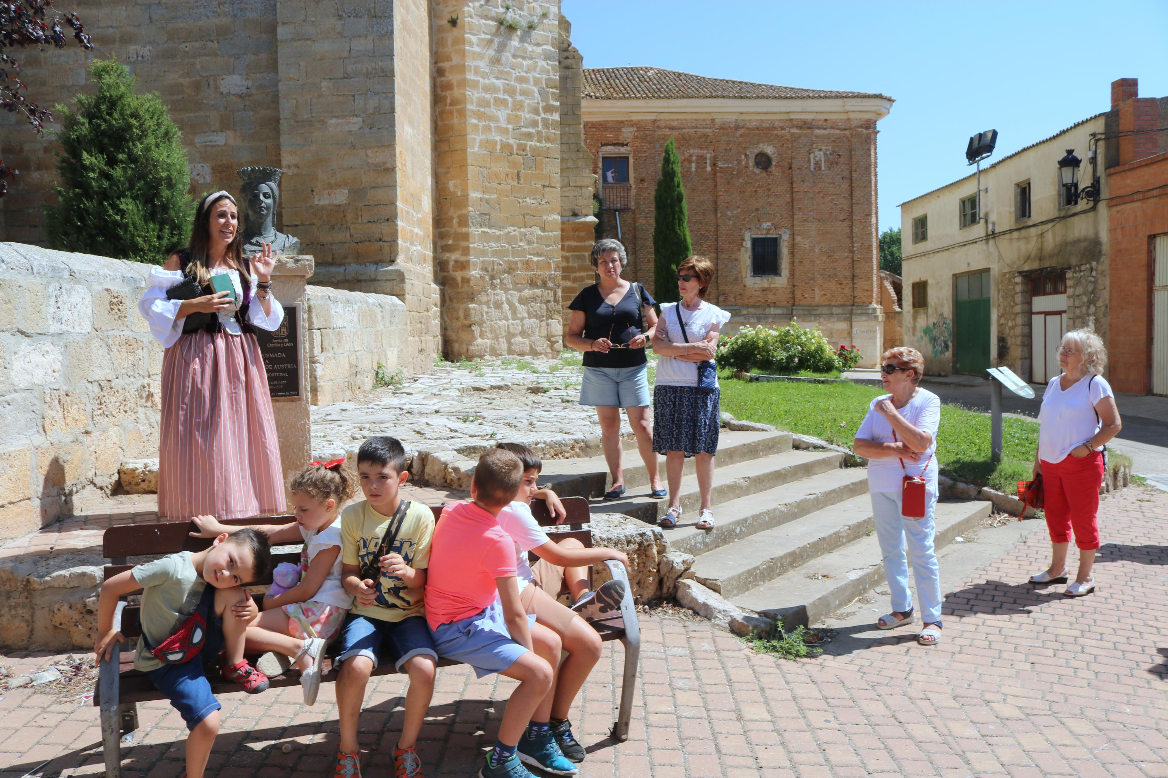 La doncella Doña Inés muestra el patrimonio de Torquemada