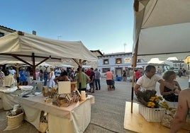 Expositores de la feria en la calle Mayor de Villalba de los Alcores.