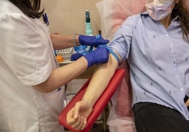 Una persona acude a realizar una donación de sangre.