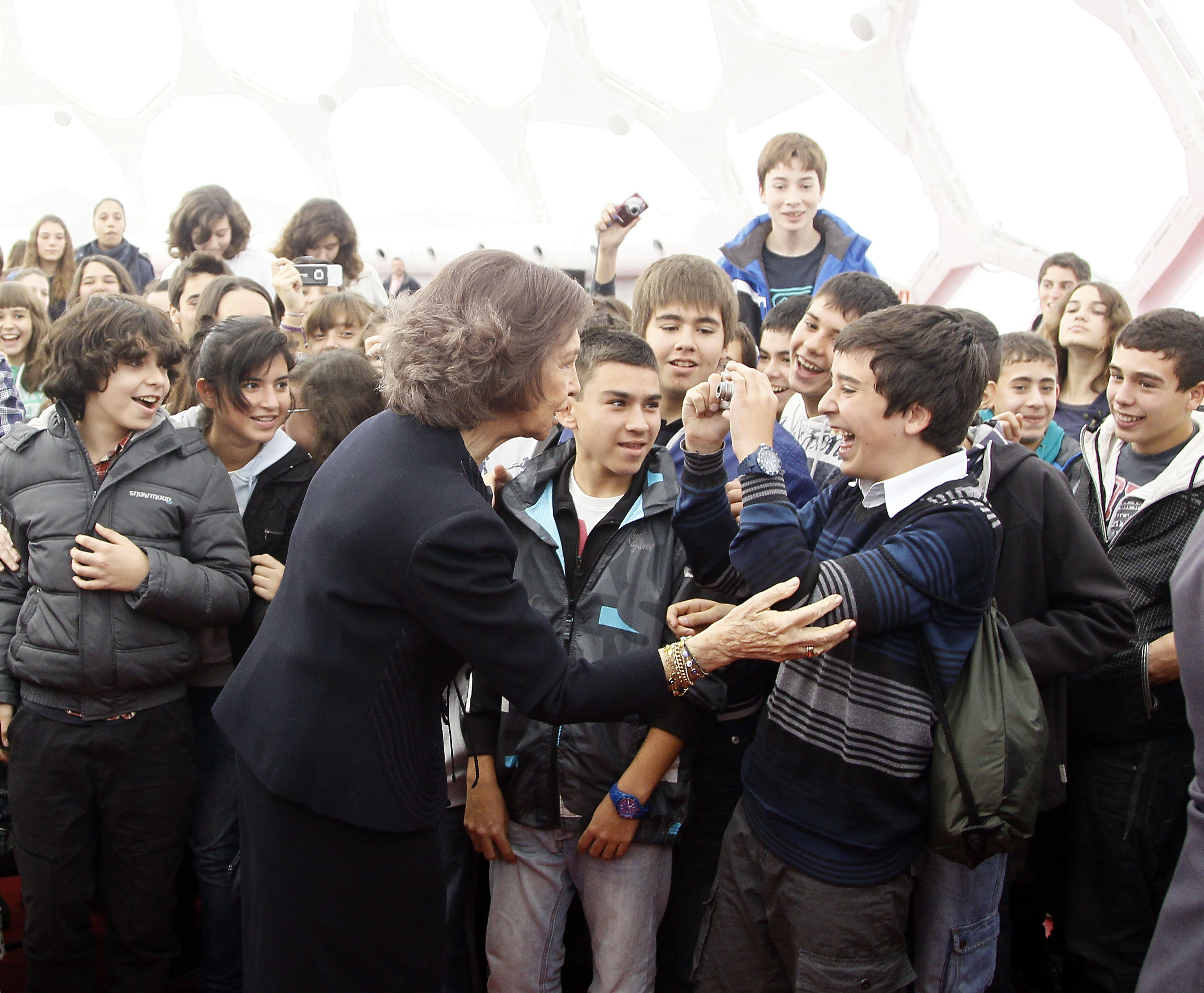 16. 15/11/2011. La Reina Sofia durante el encuentro con escolares en la V Cumbre Mundial del Microcrédito en la Cupula del Milenio. (Fotografía premiada con el Premio de Periodismo Francisco de Cossío) 