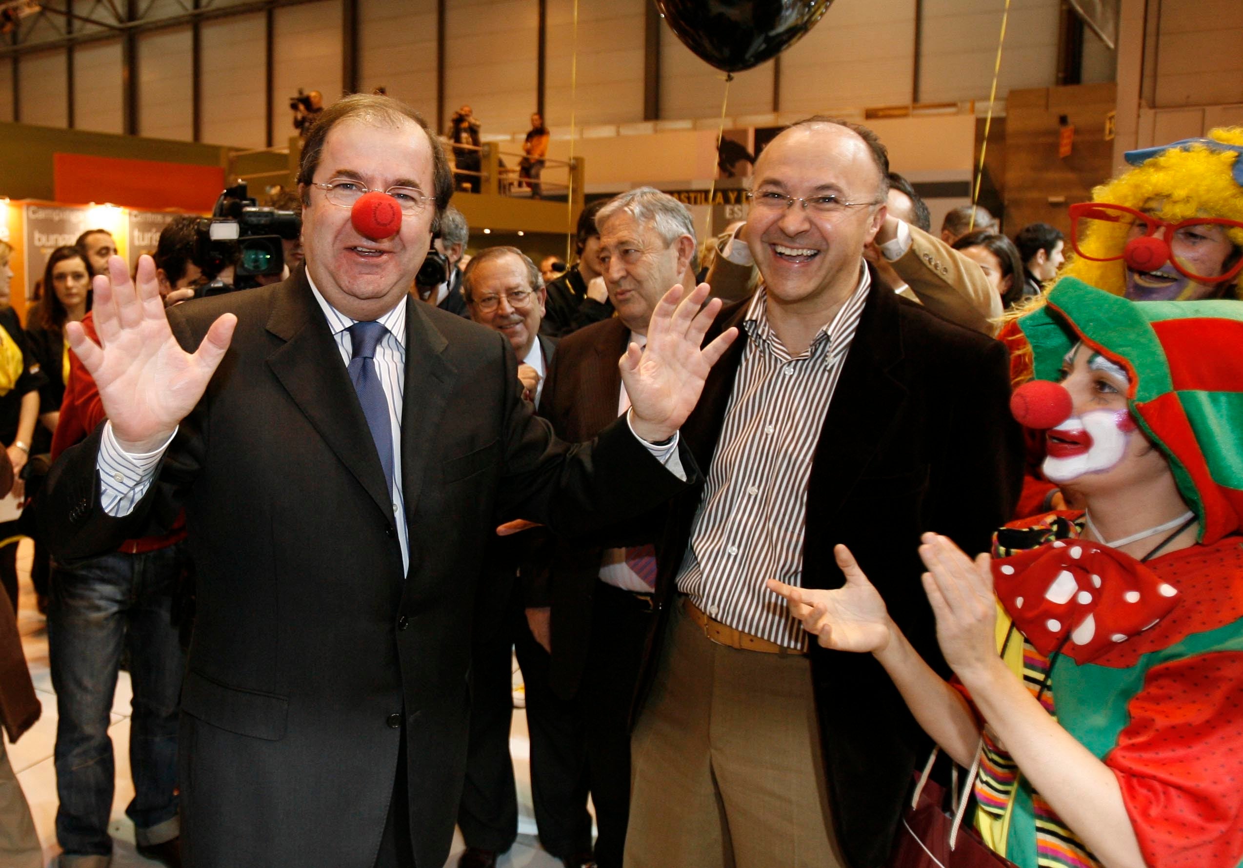 1/2/2007. El presidente de la Junta, Juan Vicente Herrera, bromea con Ramiro Ruiz Medrano, presidente de la Diputación de Valladolid, en el expositor de Castilla y León en la Feria Internacional de Turismo (Fitur)