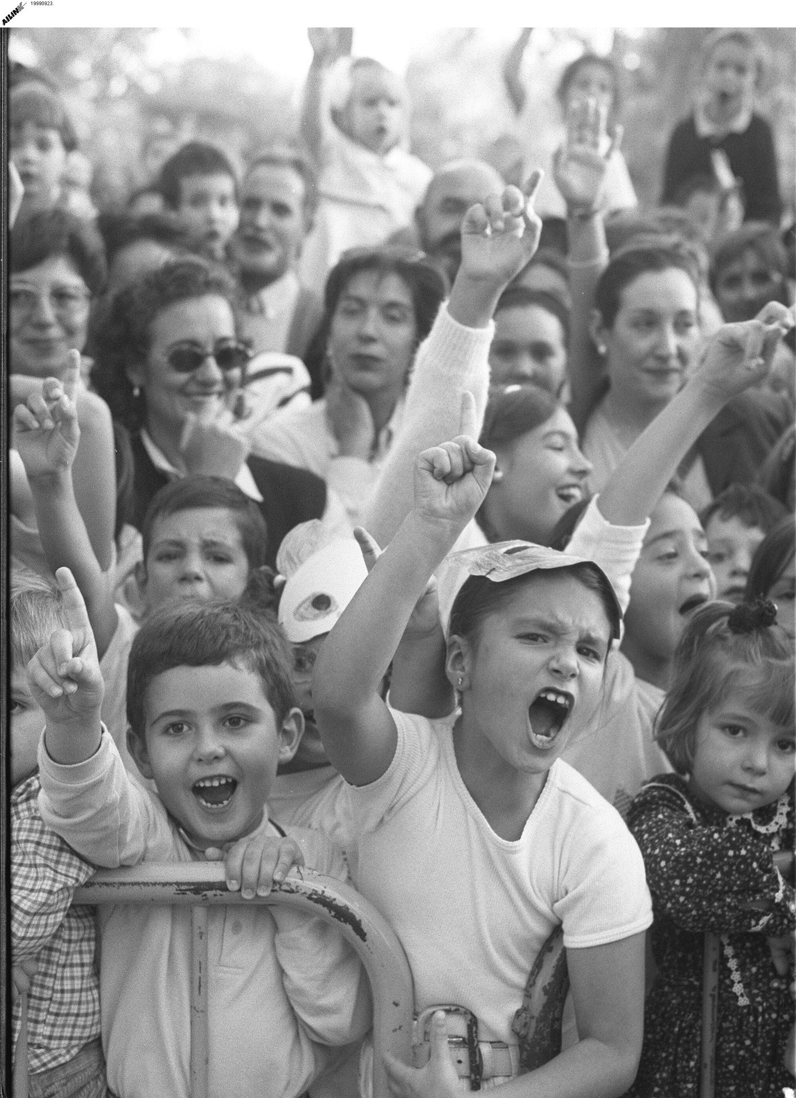 23/9/1999. Niños disfrutan de un espectáculo callejero en Las Moreras durante las Fiestas de San Mateo