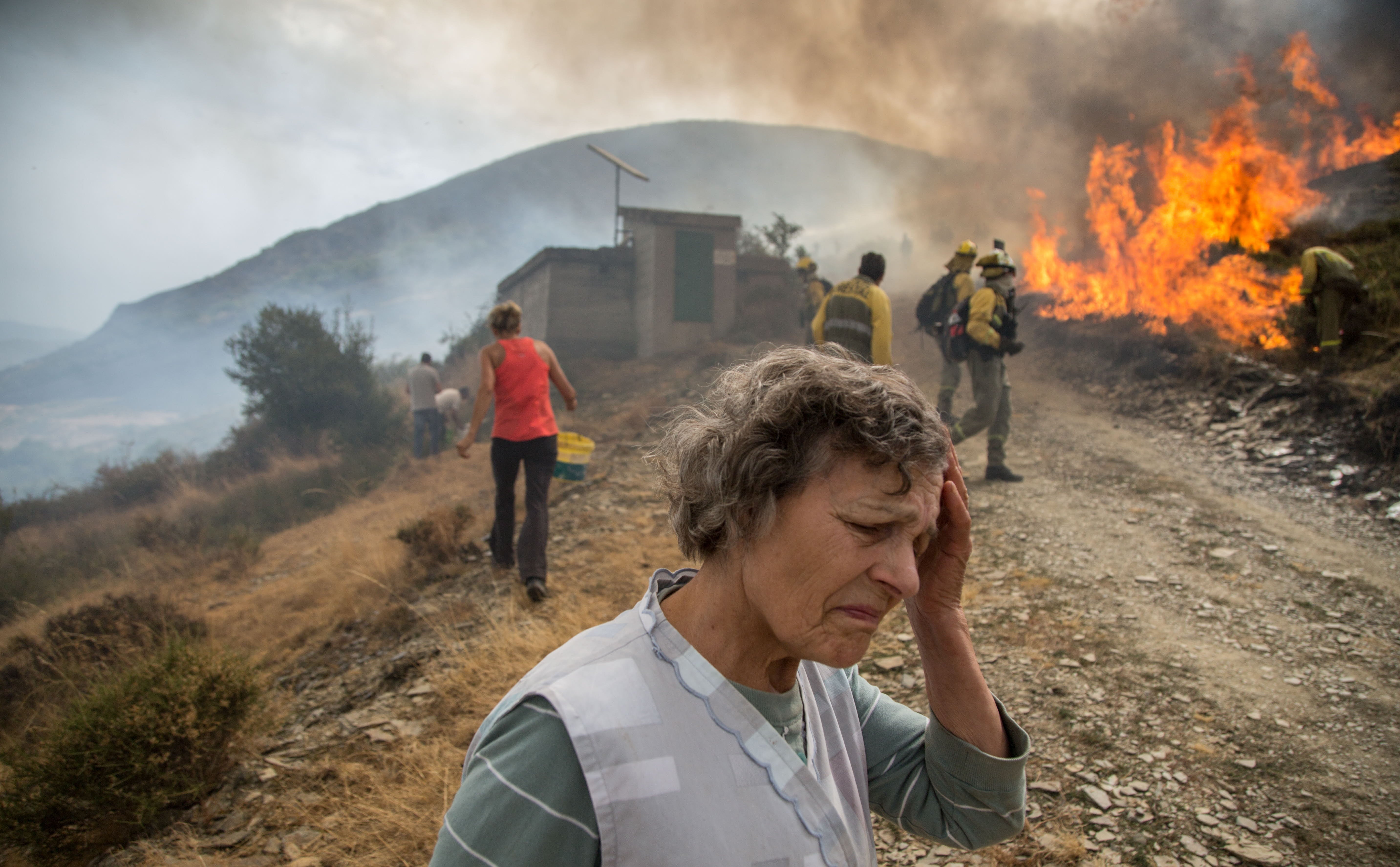 26/8/2017. Una mujer de la localidad leonesa de Santa Eulalia de Cabrera se lamenta por la proximidad del incendio a su pueblo (Reportaje galardonado con el Premio de Periodismo Francisco de Cossío).