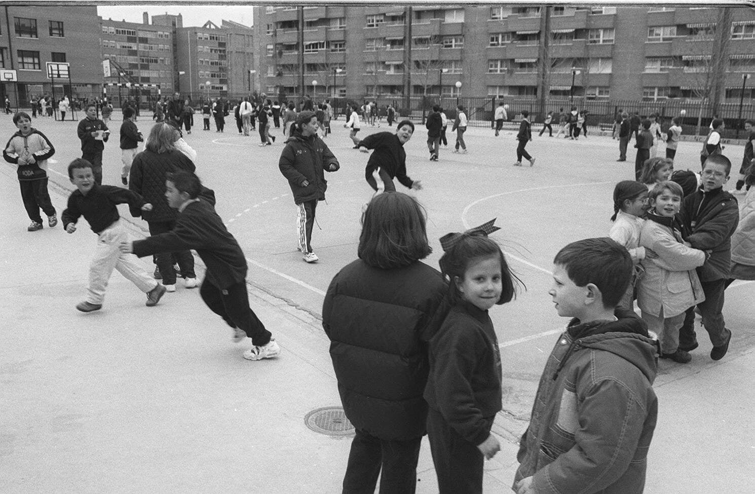 24/2/1999. Niños en el patio del Colegio Tierno Galván de Valladolid