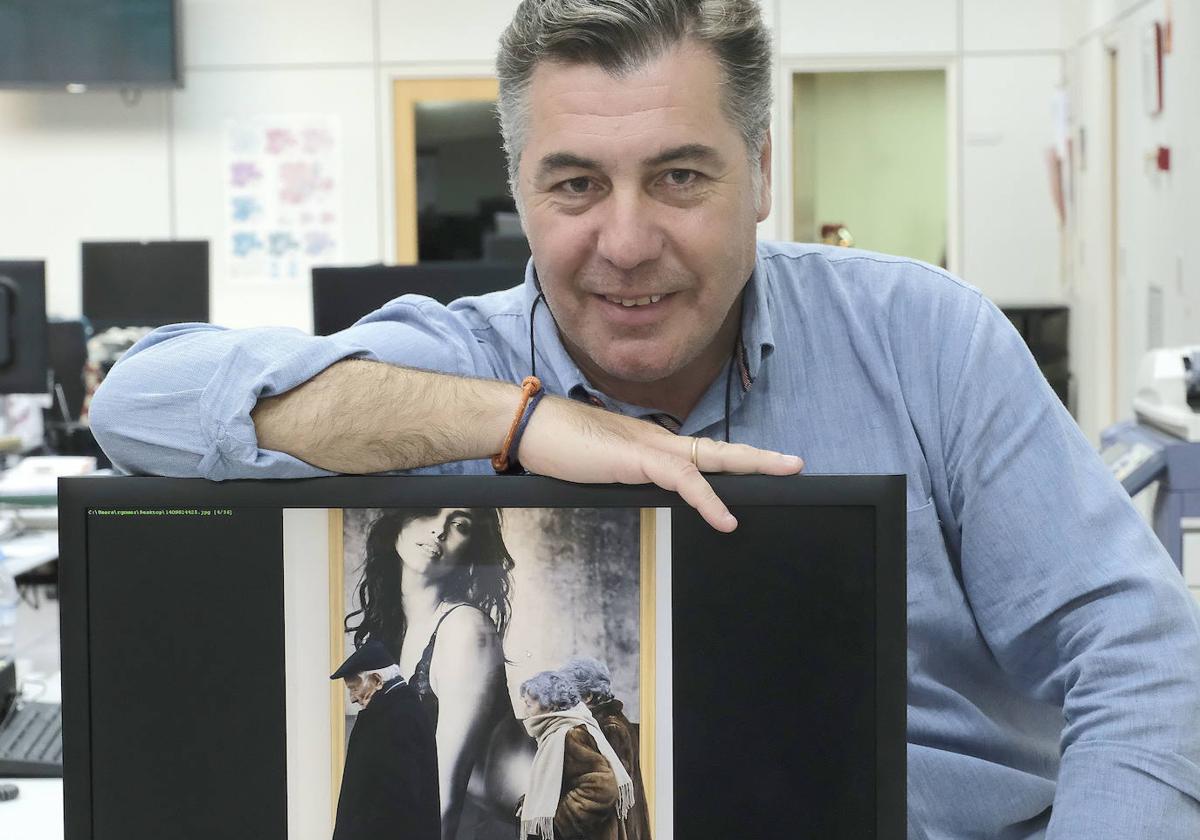 El fotógrafo de El Norte Gabriel Villamil, junto a la foto con la que ganó en 2017 el premio Provincia de Valladolid.