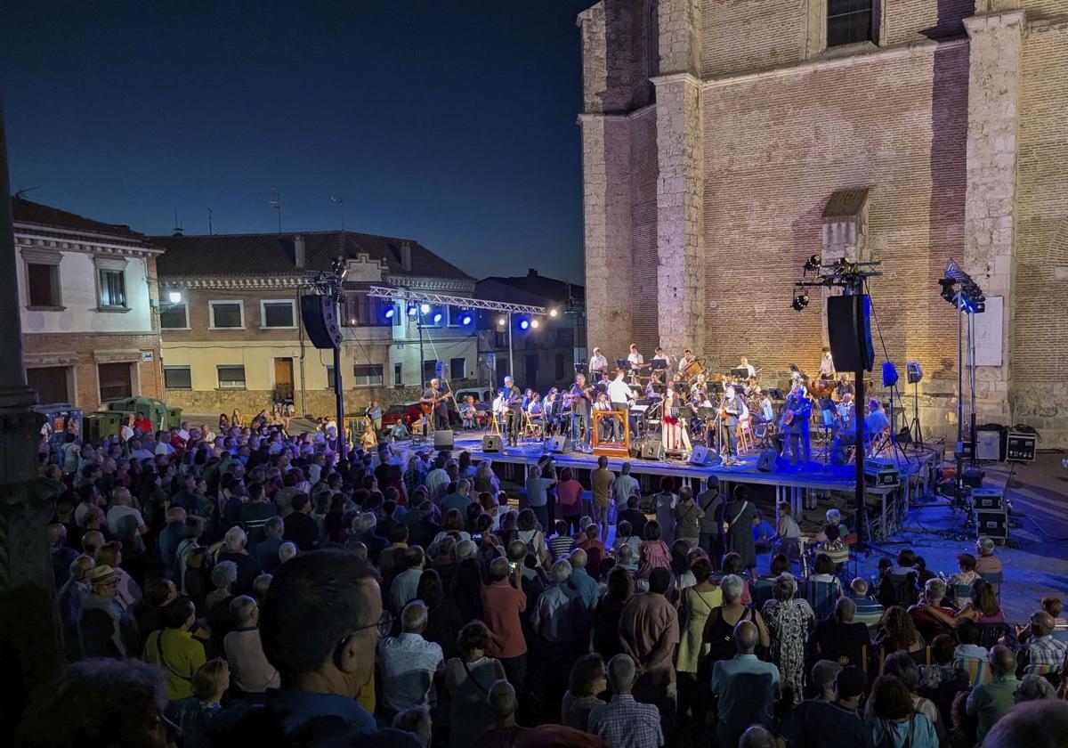 El público abarrota la plaza en la que se celebra el concierto.