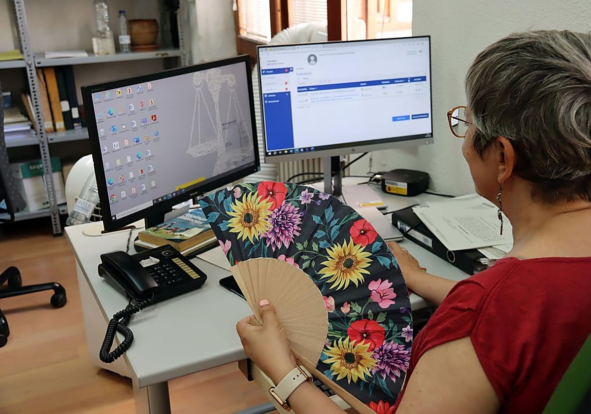 Una trabajadora de la Audiencia Provincial se abanica en un intento de combatir el calor.