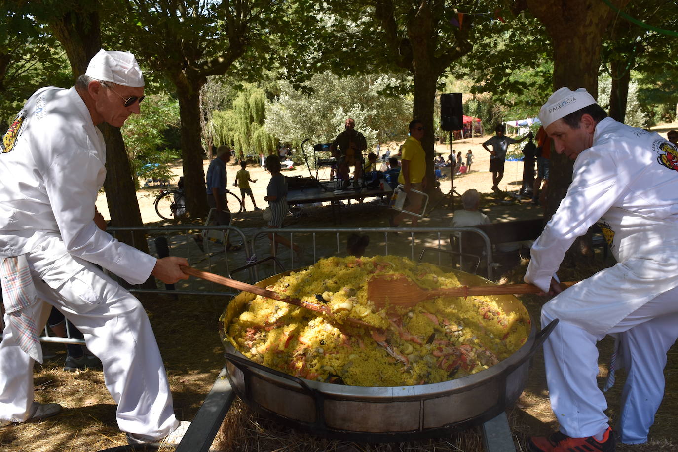 Olleros reparte 1.500 platos de paella