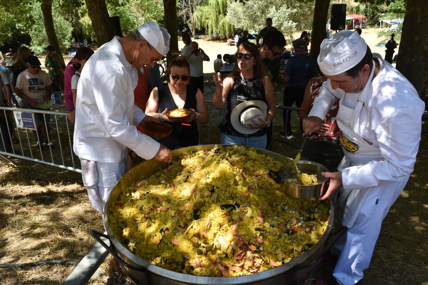 Olleros reparte 1.500 platos de paella