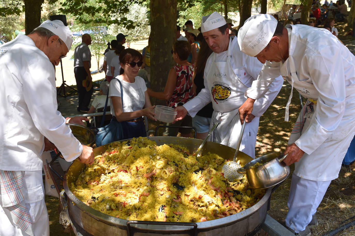 Olleros reparte 1.500 platos de paella