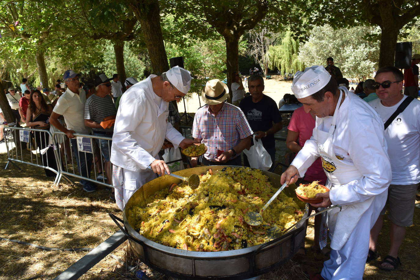 Olleros reparte 1.500 platos de paella