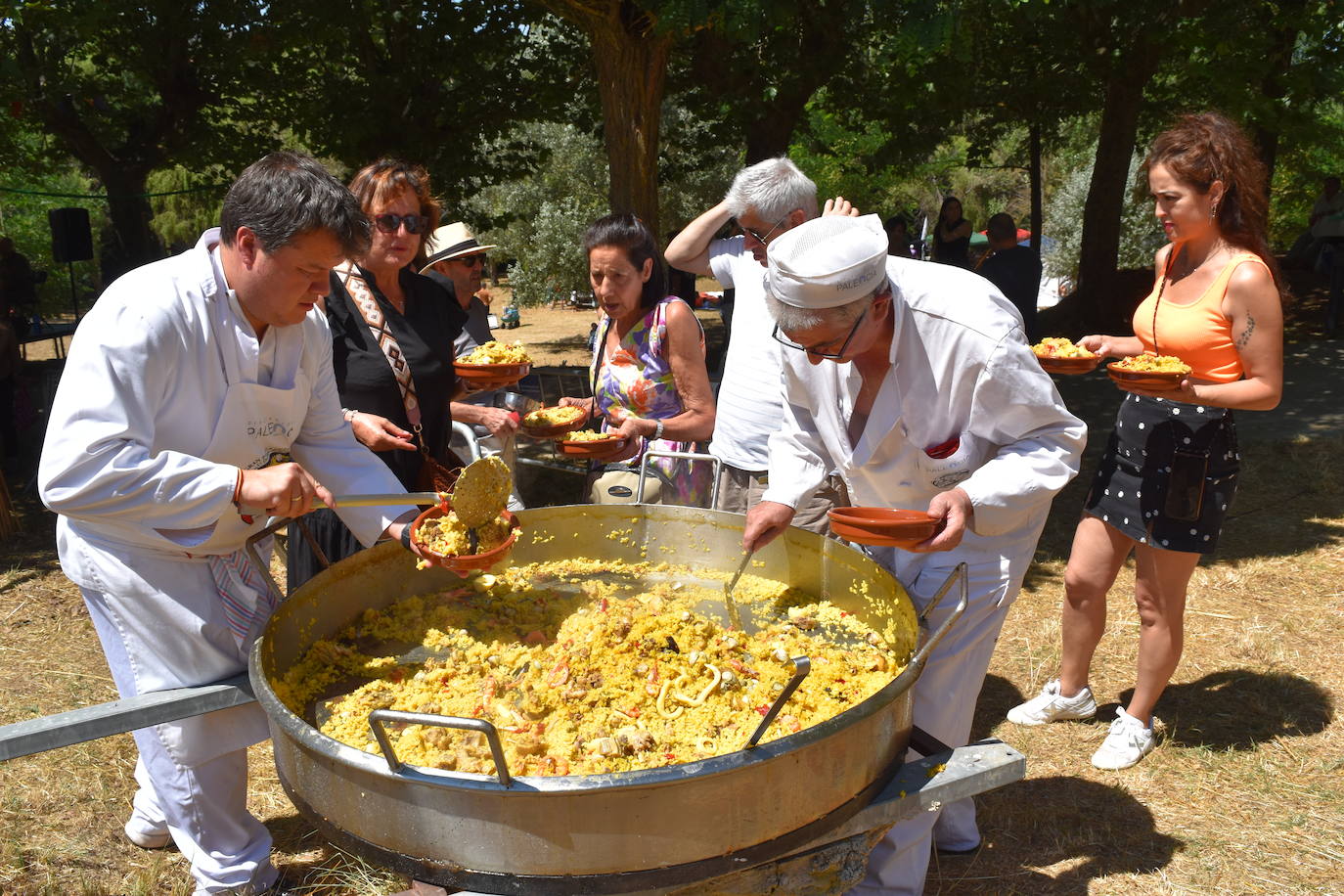 Olleros reparte 1.500 platos de paella