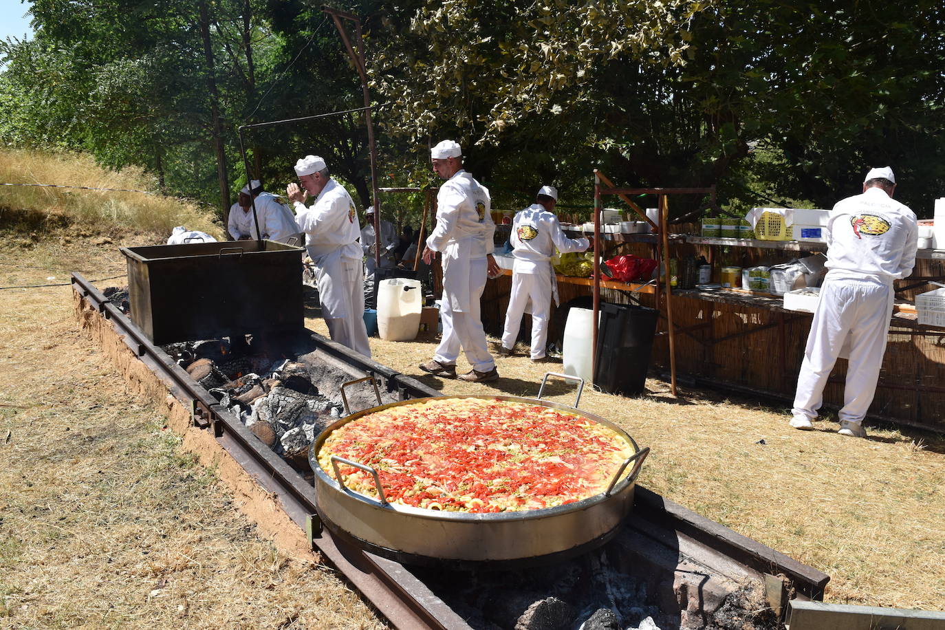 Olleros reparte 1.500 platos de paella