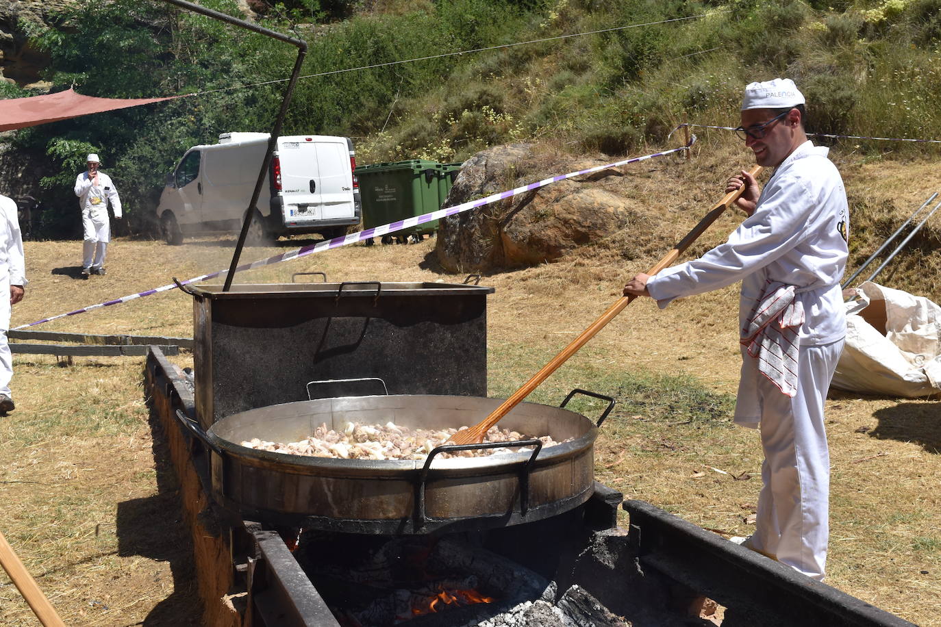 Olleros reparte 1.500 platos de paella