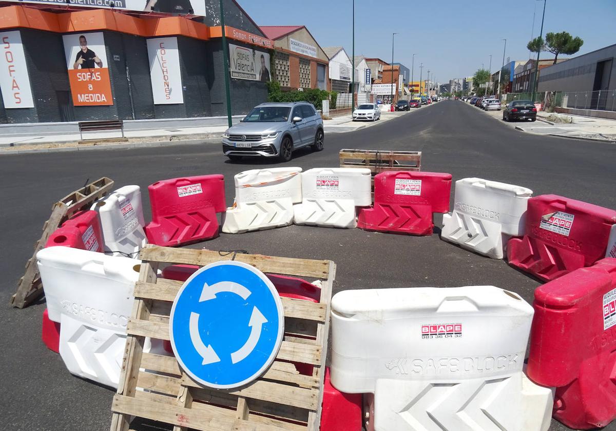 La rotonda provisional que regula el cruce de la avenida de El Norte de Castilla y la calle Forja.