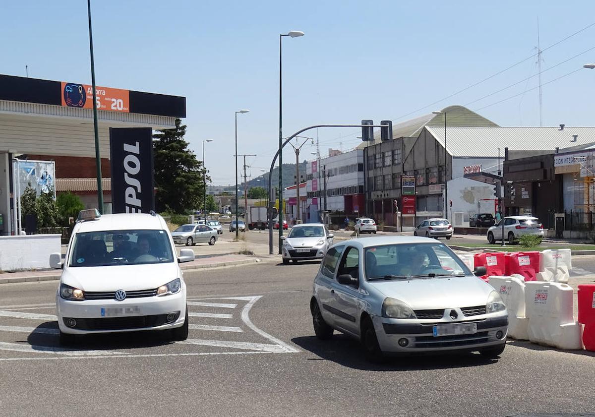 Imagen principal - Arriba, dos coches enfilan Daniel del Olmo, con un solo carril habilitado, en el cruce con la avenida. Debajo, a la izquierda, señalización, inexistente en sentido de salida, en la misma calle desde la avenida de Zamora. A la derecha, uno de los dos stop provisionales de la calle Forja.